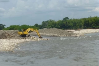 Son con el propósito buscar un equilibrio hidráulico en el cauce del río, que permita  iniciar los trabajos preventivos en el puente vehicular que comunica la vereda La Manga con La Calceta.